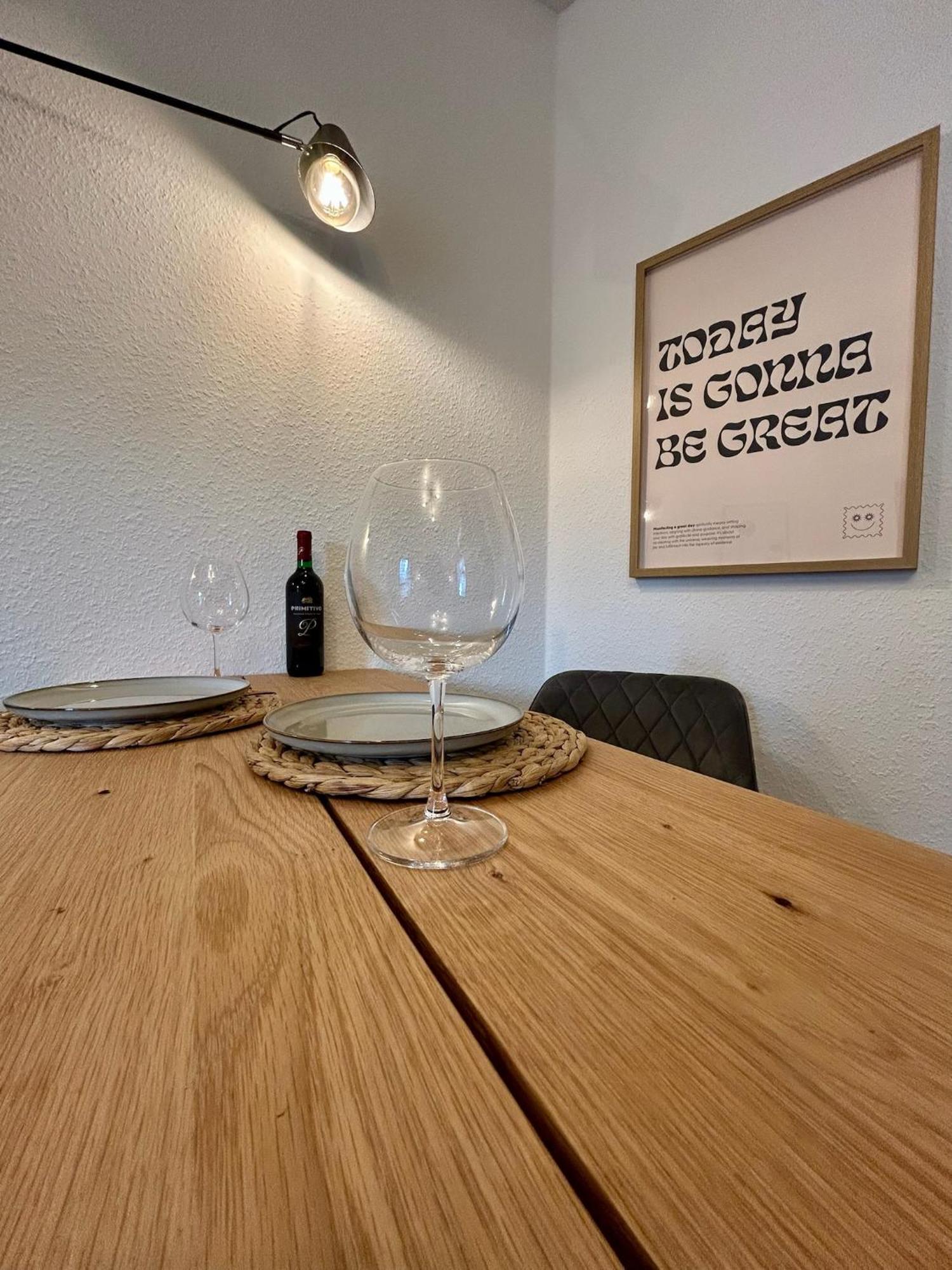 Karl Flats - Netflix - Parkplatz - Balkon *