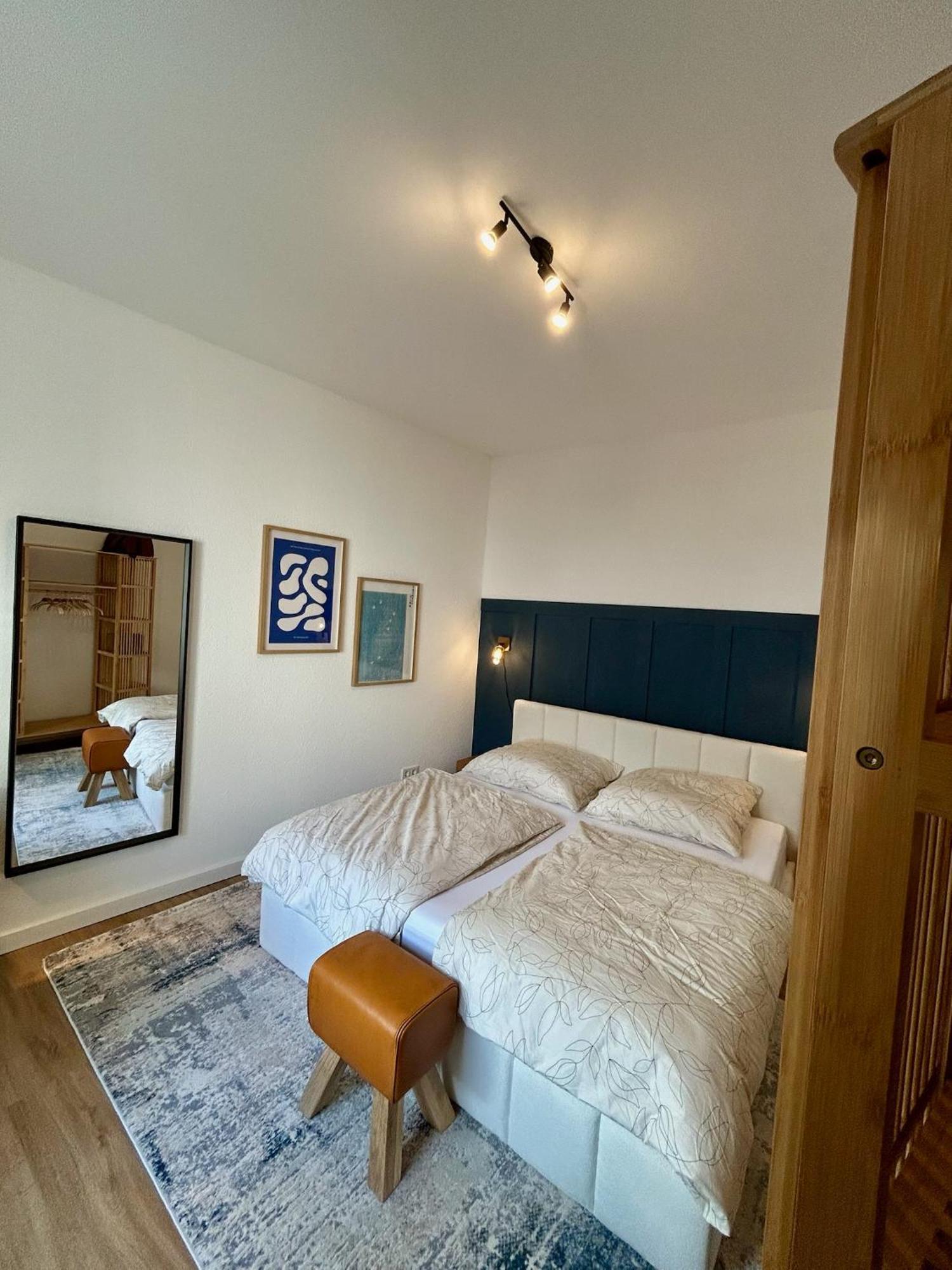 Karl Flats - Netflix - Parkplatz - Balkon